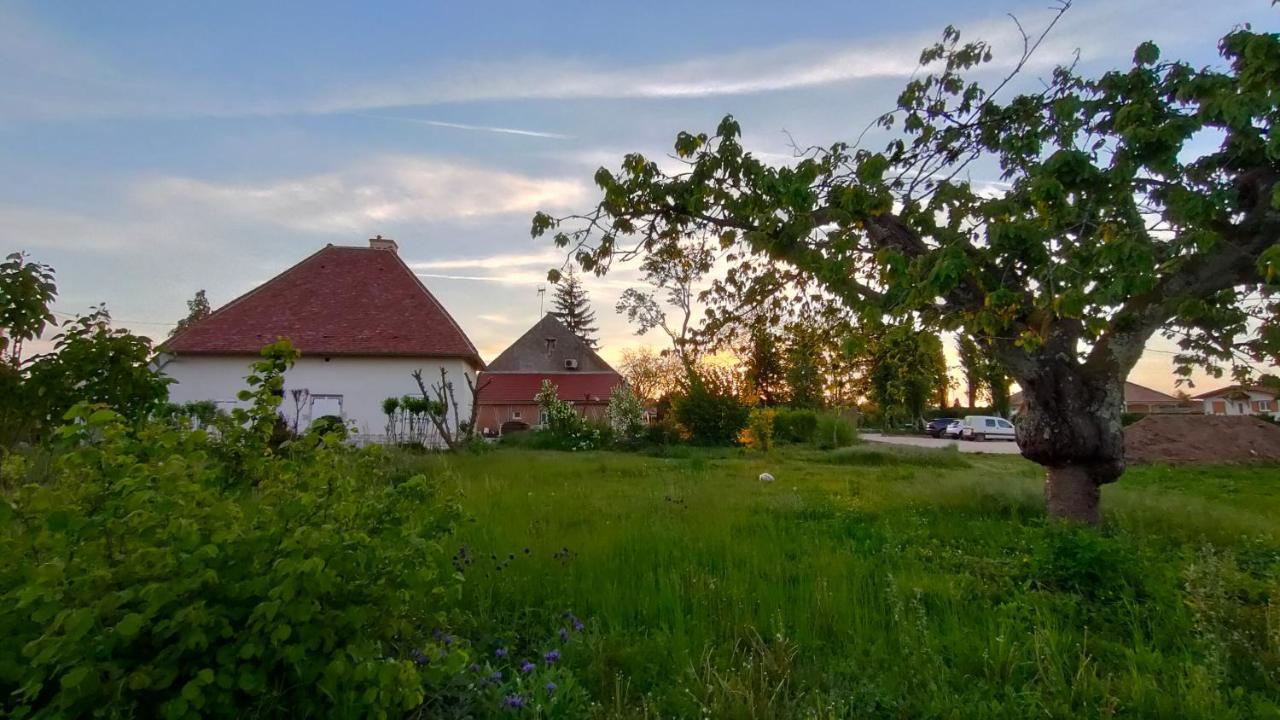 Domaine Ravy-Lilas Saint-Symphorien-sur-Saone Extérieur photo